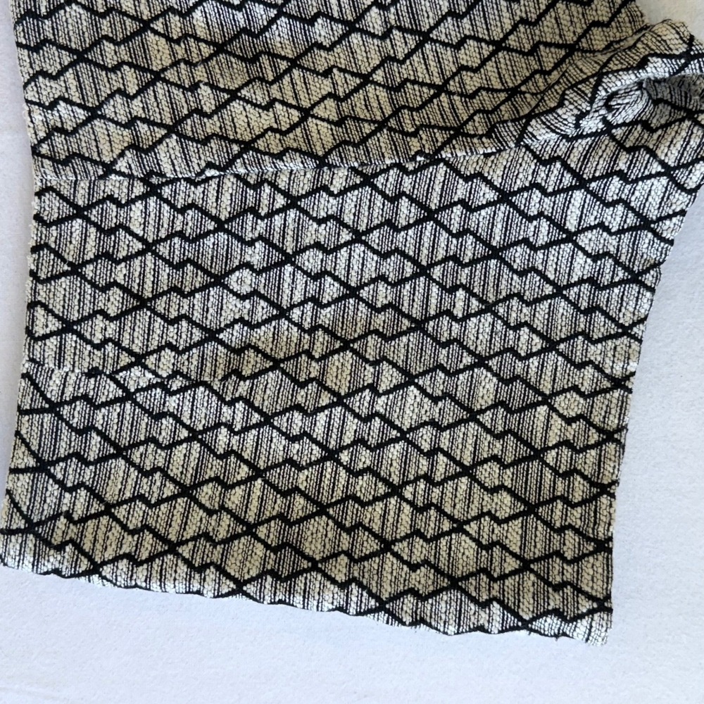 Love 21 Black White Geometric Diamond Jacquard Shorts Size M side zip‎ - Picture 9 of 11